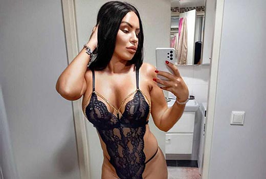 Die Escort aus Wien ist ein kleiner gut geschliffener Diamant. Sexy frecht oder auch süß und romantisch, man weiß nie, was einen erwartet...